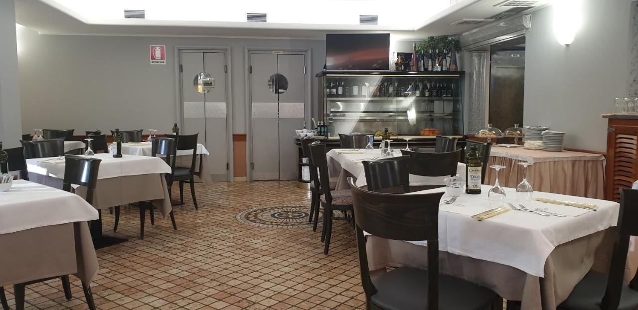 Albergo Ristorante Il Delfino Novara Dış mekan fotoğraf