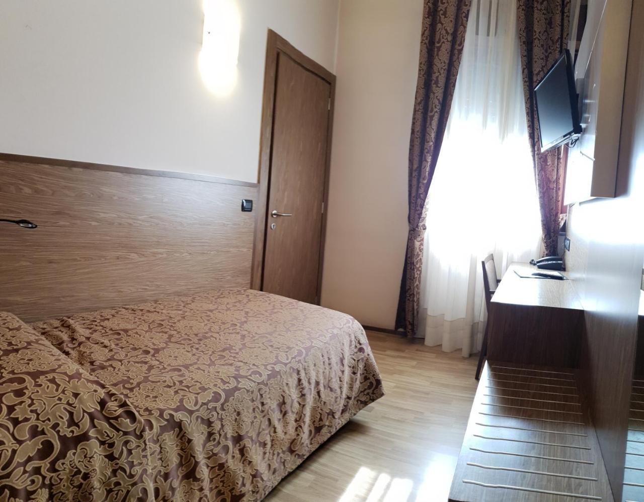 Albergo Ristorante Il Delfino Novara Dış mekan fotoğraf